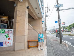 ホテル入り口でお出迎え