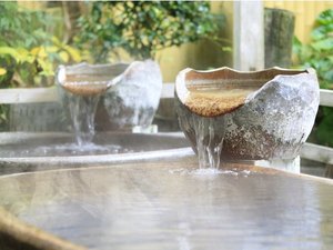 今でも当館の敷地内の井戸から湧き出ている日本でも希少な泉質の温泉です。