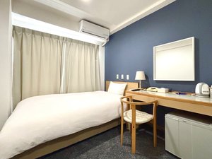 シモンズ製のセミダブルベッドを使用した10.8uのシンプルなお部屋です。ベッド1台で2名様利用です。
