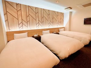 シングルベッド3台のモダンな客室です。ご予約はお電話からのみ承っております。