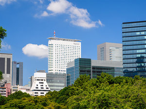 新宿御苑より臨むホテル外観(白いビル)