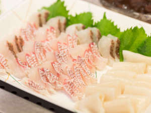 *【夕食バイキング一例】総料理長が吟味した新鮮な魚介。