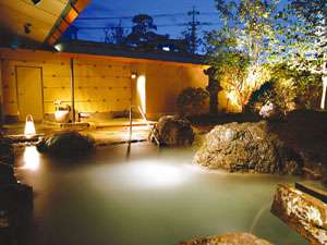 石和名湯館　糸柳：風情豊かな「湯美苑」の露天風呂。夜空を見上げながら浸かる温泉は最高♪