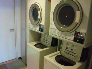 コインランドリー　東館3階にて24時間稼働しております。洗濯機：1回300円、乾燥機：30分100円。