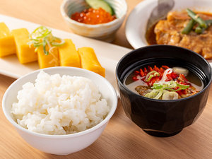 ■40品目のビュッフェ北海道産の食材をはじめ、和洋中のビュッフェ形式でご提供しております。