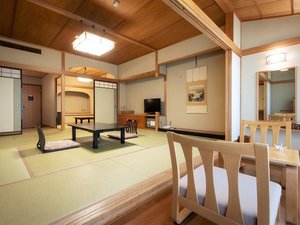 2間続きの純和風のお部屋でごゆっくりとお寛ぎください