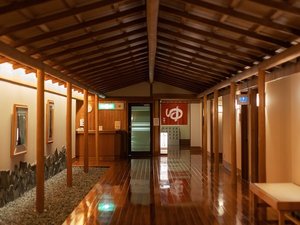 山水の湯へ向かう廊下