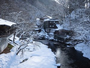 冬の雪景色 光明橋より湯治屋と「大沢の湯」