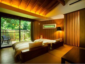 【新館・冬香】部屋全体にふんだんに木を使った心地良い和洋室。専用の坪庭とウッドデッキ付。