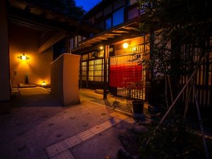 【外観】新館4室、本館3室のこじんまりとした小宿です。