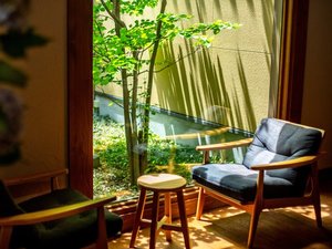 【ラウンジ】日本の伝統的な素材と天然木が使われた、優しい光が差し込むラウンジでゆったりと。