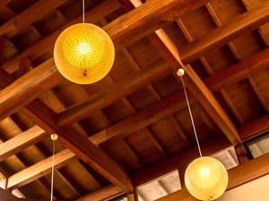 【ラウンジ】日本の伝統的な素材と天然木が使われた、優しい光が差し込むラウンジでゆったりと。