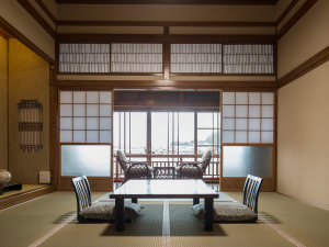 古都の趣が満喫できる数奇屋造りの和室。