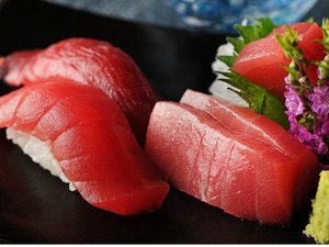 【夕食イメージ:特別会席】界 津軽だけで味わえる特別会席「大間のまぐろづくし会席」です。