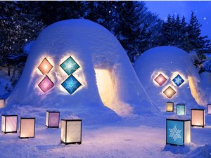 【津軽四季の水庭:冬】2月頃になると、雪国ならではのかまくらが登場し幻想的な世界が広がります。