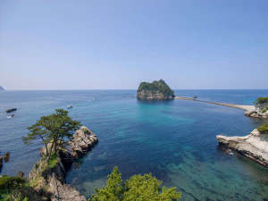 透き通った海と浮かぶ島々の絶景に感動する。