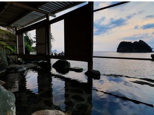 夕暮れの波打ち際の露天風呂〜女湯〜|身体と心の疲れを大自然の中に解き放つ