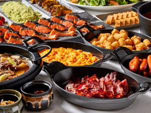 朝食ビュッフェ | 地元畜産ソーセージやベーコンなどボリューム満点の朝食を6時30分よりお届けします