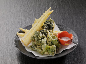 季節の天ぷらや刺身など
