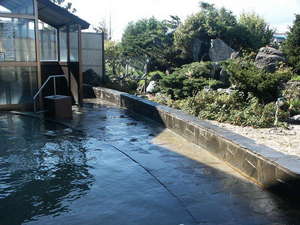 日本庭園が眺められる露天風呂