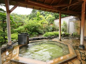 【欣欣の湯】蔵王の自然を満喫しながら、開放感あふれる露天風呂をお楽しみください。