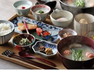 界 ポロトでは「鮭とじゃがいものすり流し鍋」を中心とした和食膳をご用意します。