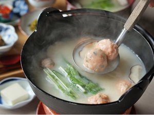 界 ポロトでは「鮭とじゃがいものすり流し鍋」を中心とした和食膳をご用意します。
