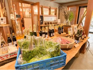 【埜のテラス:ごきんじょマルシェ】近隣の地場産品がずらりと並びます。