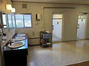 本館2階洗面所とトイレ入口です