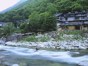 新緑の頃・・・渓流沿いの一軒宿「槍見舘」外観