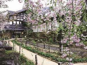 しだれ桜の見頃は5月上旬・・・秘湯の一軒宿「槍見舘」外観