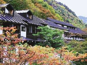 紅葉の頃・・・槍ヶ岳を望む露天風呂の湯宿「槍見舘」外観