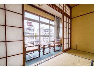 窓を開ければ、川のせせらぎに心癒されます。