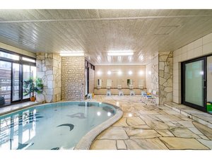 広々とした洗い場の『おかめ風呂』で快適な湯浴みを。〈男性風呂〉