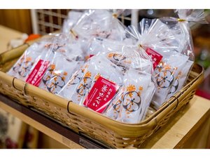 サクッと軽い食感と風味豊かな『名物巻せんべい』は、お茶のお供にもぴったり。