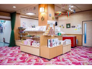 旅の思い出を形に。地元の名物が揃うお土産売り場へ。