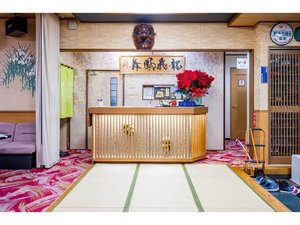 玄関を入るとすぐに、お迎えするフロントへ。