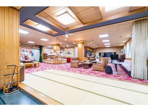 玄関を入ると広がる畳の空間。その先には、くつろぎのロビーがお待ちしています。