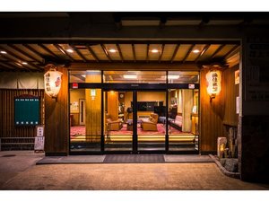 玄関の灯りが、訪れる方々を温かく迎えます。