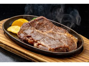 焼きたての香りが食欲をそそる200gのビッグステーキ。