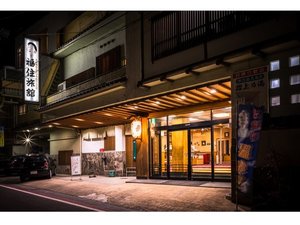 提灯と看板の柔らかな灯りが、みなさまを温かく迎えます。