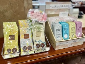 ロビーにて化粧水や入浴剤をお取りいただけます