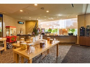ドリンクサービスコーナー(滞在中)、18:00頃まではお菓子もご用意!