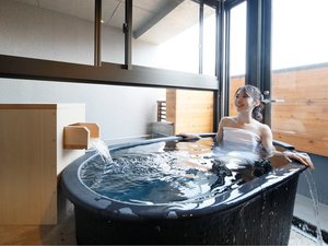 【半露天風呂付きツインベッド】最上階客室にて非日常の大人時間を満喫(一例)