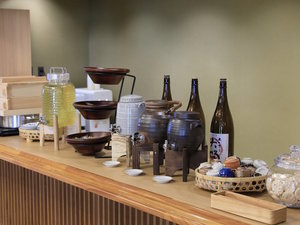 【ウェルカムサービス】地酒やお茶などご自由にお愉しみいただけます(一例)