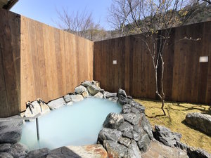 【温泉露天風呂】温泉神社付近にあった湯場「緞子の湯」に由来する庭園風の露天岩風呂(一例)