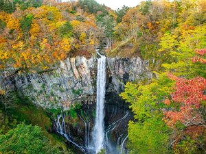 【華厳の滝】日本三大名瀑の一つにも数えられている高さ97mの大瀑布(一例)