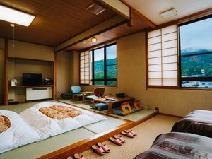 蔵王の景色を望む広め和洋室。ゆとりある空間でのんびり滞在