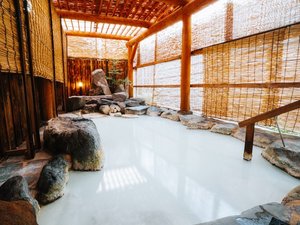 白く濁る蔵王の湯を、広々とした浴場でゆっくり満喫