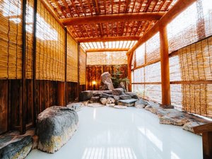 岩風呂ならではの趣と開放感。蔵王の自然を感じる癒しの湯